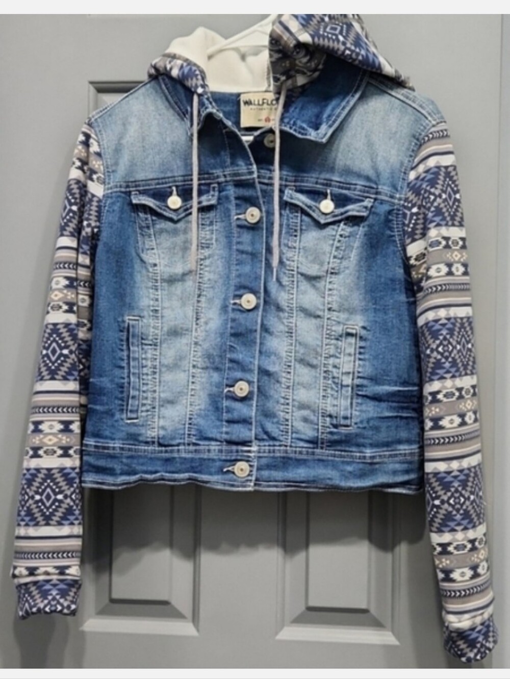 NWOT Wallflower Blue Denim Jean Jacket Blue Gray Aztec Hoodie & Sleeves medium